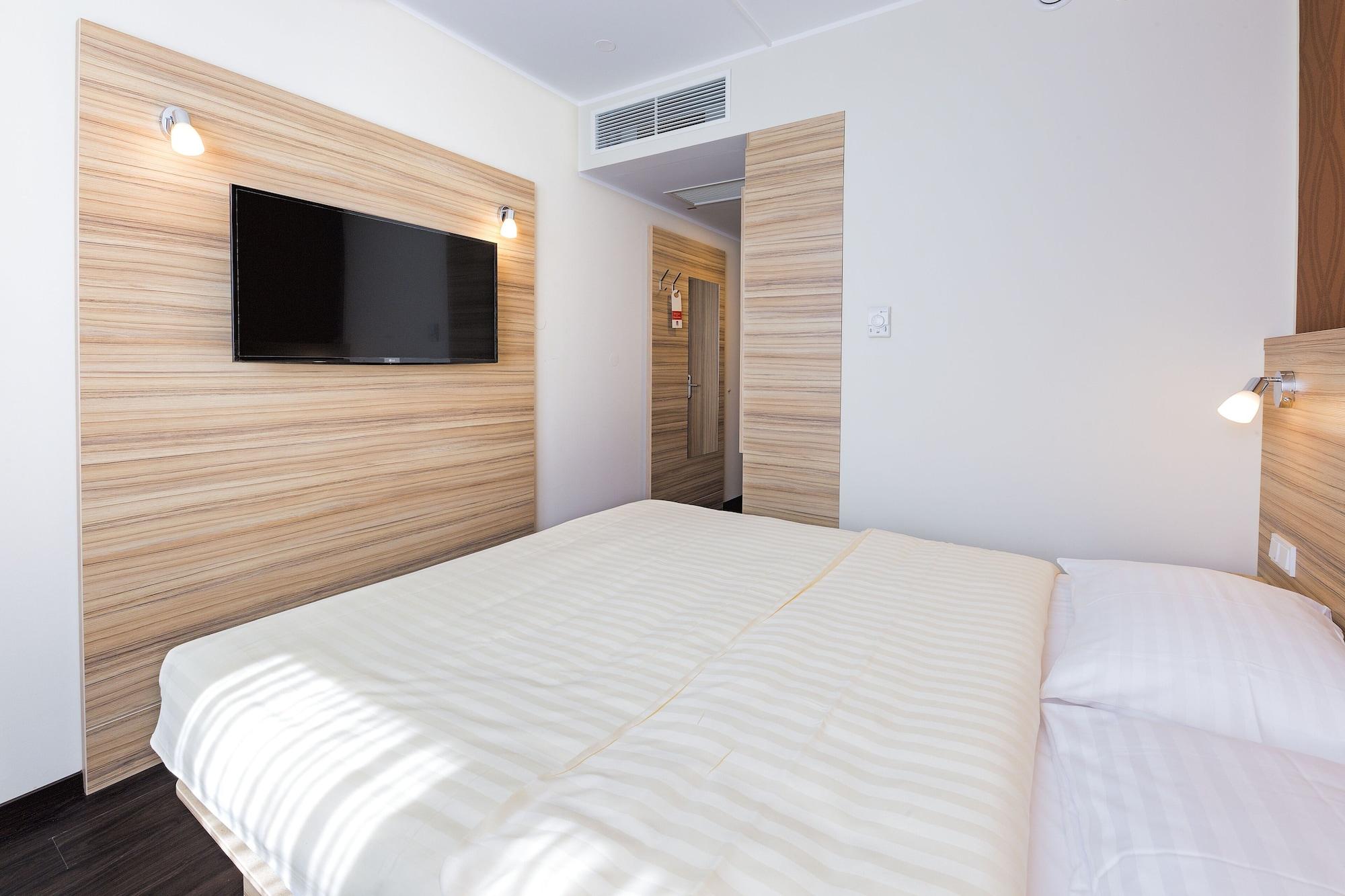 Hotel Leonardo Boutique Center 4*